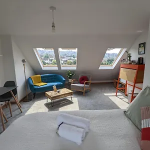 *large Unique Retro Private Attic & Bathroom* Brighton